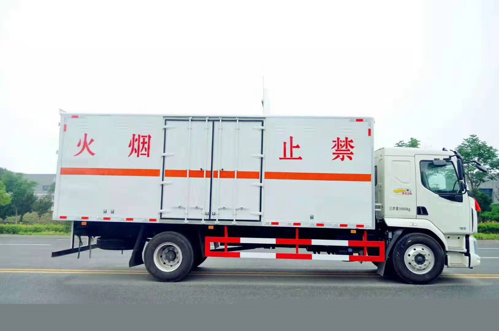 柳汽乘龍6.5米雜項危廢廂式運輸車